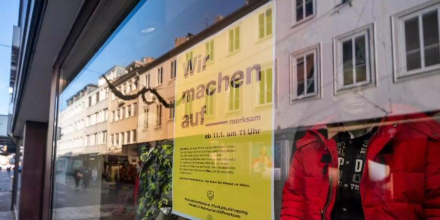 Ein Hinweisschild der Aktion «Wir machen aufmerksam» hängt am Eingang eines Bekleidungsgeschäfts in der Trierer Innenstadt. Foto: Harald Tittel/dpa