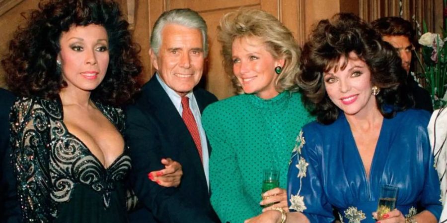 Die Schauspieler Diahann Carroll (l-r), John Forsythe, Linda Evans und Joan Collins aus der Hit-Serie «Der Denver-Clan» (Original-Titel "Dynasty") 2006. Foto: Reed Saxon/AP/dpa