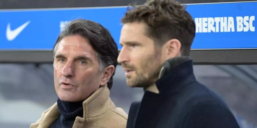 Sowohl Herthas Trainer Bruno Labbadia (l) als auch Sportdirektor Arne Friedrich haben eine Bielefelder Vergangenheit. Foto: Soeren Stache/dpa-Zentralbild/ZB
