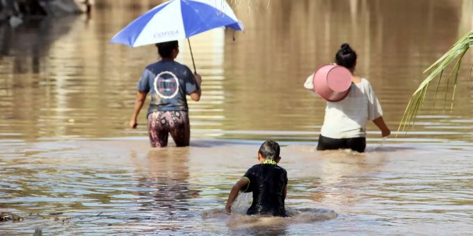 Migranten aus Honduras machen sich auf den Weg in die USA. honduras
