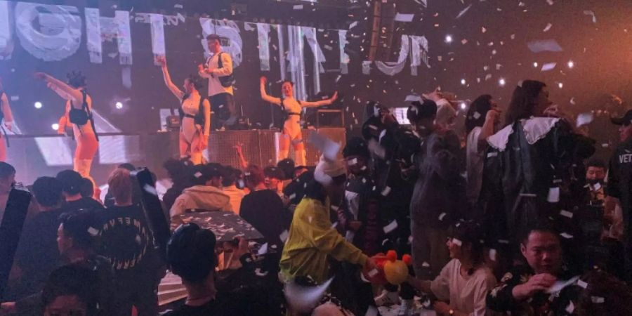 Besucher eines Nachtklubs in Wuhan im Januar