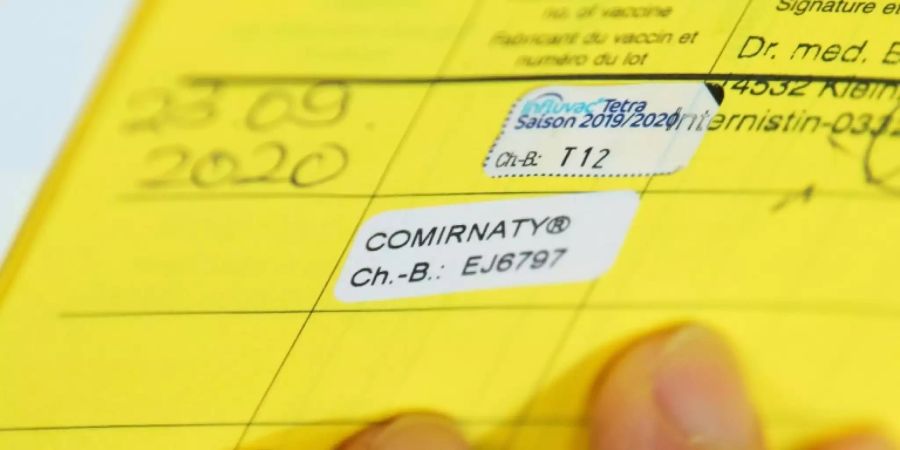 Eintrag der Corona-Impfung in einem Impfausweis