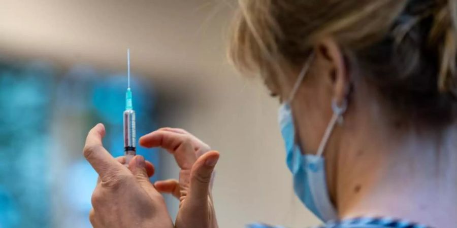 Vorbereitung einer Impfung. Mittlerweile wurde in mehreren Ländern eine Variante des ursprünglichen Coronavirus nachgewiesen. Foto: Kurt Desplenter/BELGA/dpa