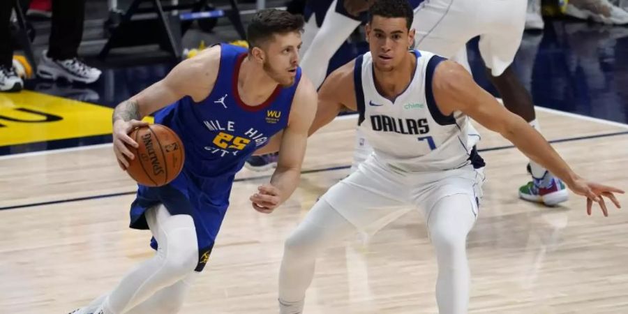 Center Isaiah Hartenstein (25) von den Denver Nuggets geht an Dwight Powell (7/r) von den Mavericks vorbei. Foto: Jack Dempsey/AP/dpa