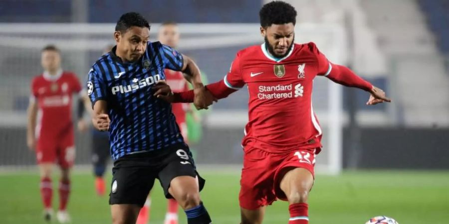 Liverpools Joe Gomez (r) musste sich am linken Knie operieren lassen. Foto: Luca Bruno/AP/dpa