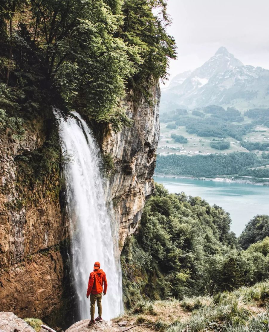 Mann am Wasserfall