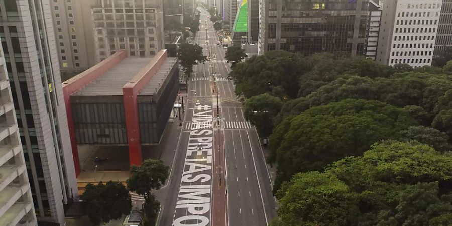 Der Schriftzug «Black Lives Matter» in portugiesischer Sprache ist auf einer Strasse von Sao Paulo zu lesen. Foto: Andre Penner/AP/dpa