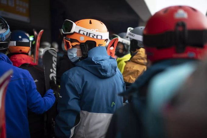 Menschen mit Schutzmasken warten auf die Parsenn-Bahn, aufgenommen zum Start der Skisaison, am Sonntag, 25. Oktober 2020, in Davos. coronavirus davos masken