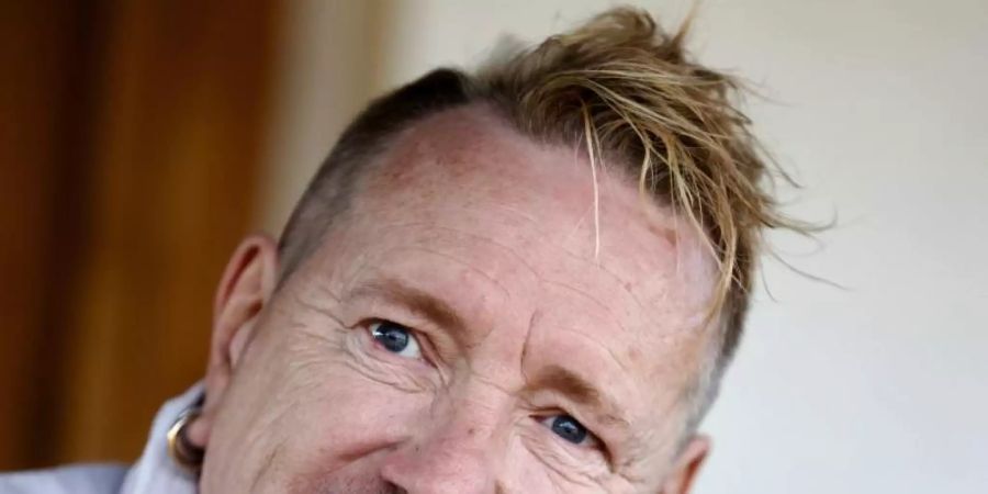 Der ehemalige Sex-Pistols-Frontmann Johnny Rotten ist not amused. Foto: Juan Herrero/EFE/dpa