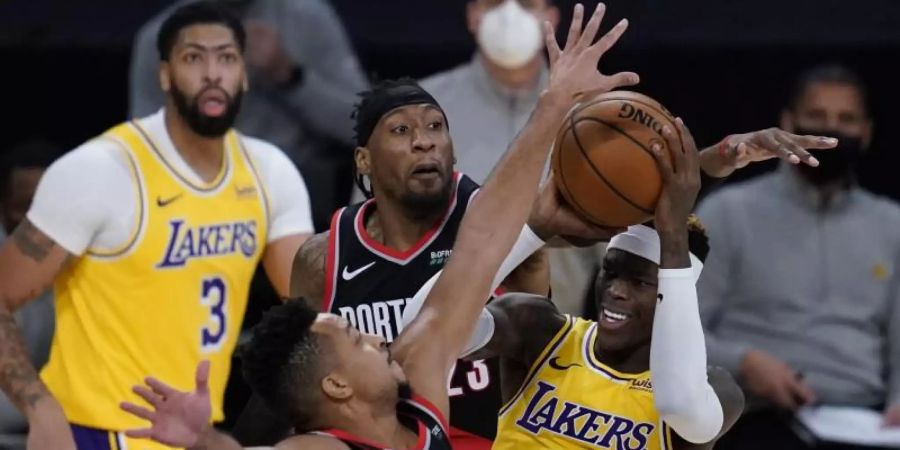 Dennis Schröder (r) musste sich mit den Lakers den Portland Trail Blazers geschlagen geben. Foto: Ashley Landis/AP/dpa