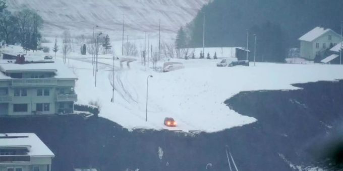 Ein Erdrutsch in der norwegischen Kleinstadt Ask Stadt hat eine grosse Spur hinterlassen. Nach dem Erdrutsch im Süden Norwegens sind mehr als 150 Menschen in Sicherheit gebracht worden. Foto: Fredrik Hagen/NTB/dpa norwegen