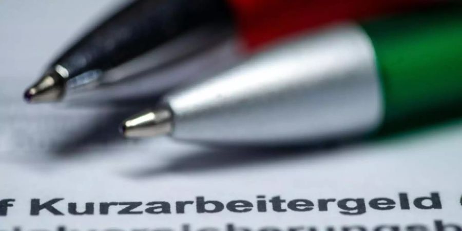 ILLUSTRATION - Zwei Kugelschreiber liegen auf einem Antragsformular für Kurzarbeitergeld. Die Regionaldirektion Nord der Bundesagentur für Arbeit stellt in Schleswig-Holstein befristet bis Ende kommenden Jahres 26 Mitarbeiter für den Bereich Kurzarbeitergeld ein. Foto: Jens Büttner/dpa-Zentralbild/dpa
