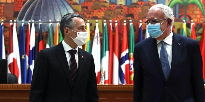 Aussenminister Ignazio Cassis mit seinem palästinensischen Amtskollegen Al-Maliki vor ihrem Treffen in Ramallah. Aussenminister Ignazio Cassis mit seinem palästinensischen Amtskollegen Al-Maliki vor ihrem Treffen in Ramallah.