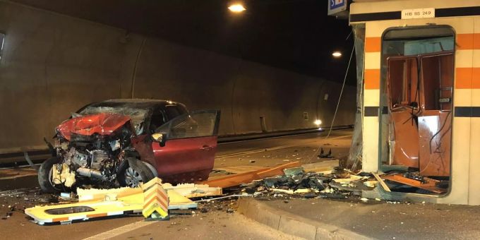 Das beschädigte Unfallfahrzeug im Eggfluetunnel BL. Unfall Eggfluetunnel