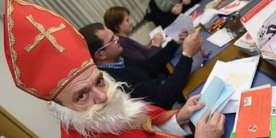 «Nikolaus» Hubert Weddehage beantwortet im Nikolausbüro in Nikolausdorf im Kreis Cloppenburg Briefe von Kindern an den Weihnachtsmann. Foto: picture alliance / dpa