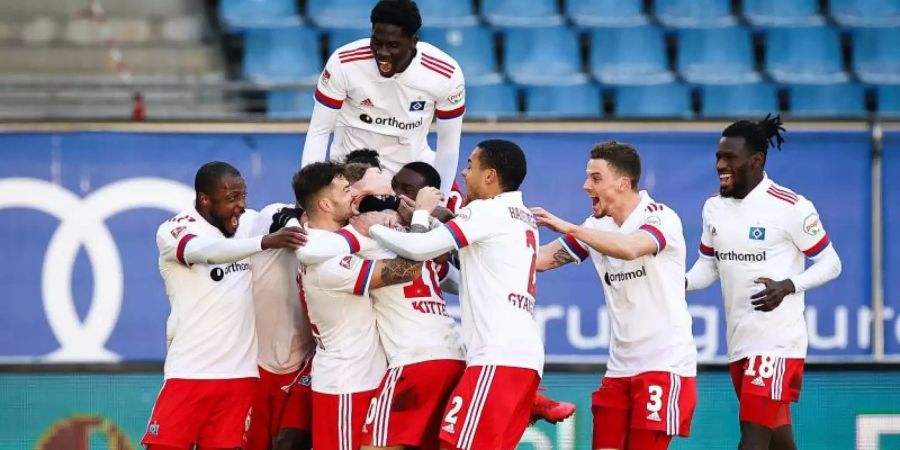 Die Spieler des Hamburger SV feiern den Heimsieg über den SC Paderborn 07. Foto: Christian Charisius/dpa