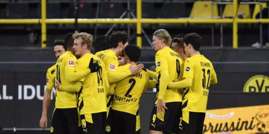 Die Spieler von Borussia Dortmund feiern das Tor zum 2:1 gegen den FC Augsburg. Foto: Martin Meissner/Pool AP/dpa