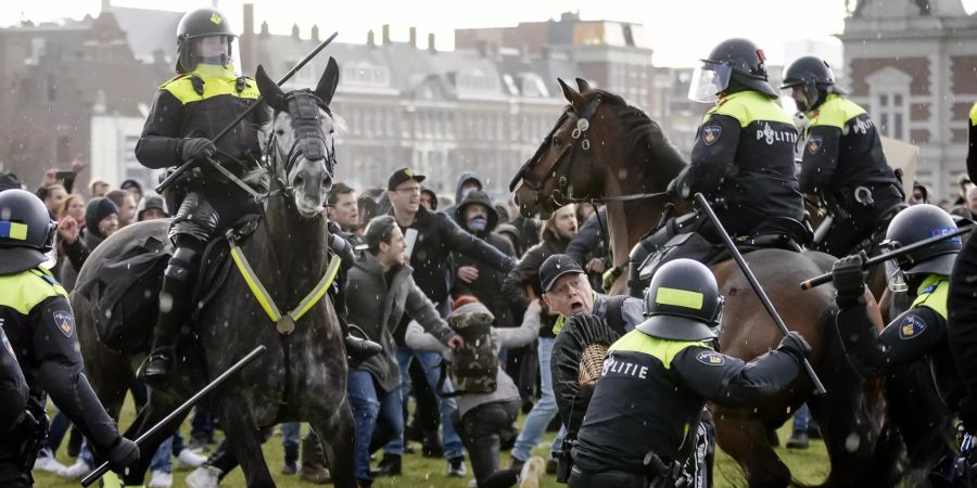 Coronavirus - Proteste in den Niederlanden