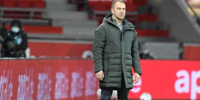 Bayern-Trainer Hansi Flick hatte Sané in der 32. Minute eingewechselt und in der 68. wieder vom Platz geholt. Foto: Bernd Thissen/dpa-pool/dpa Bayern-Trainer Hansi Flick hatte Sané in der 32. Minute eingewechselt und in der 68. wieder vom Platz geholt. Foto: Bernd Thissen/dpa-pool/dpa