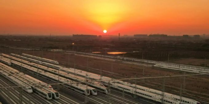 Hochgeschwindigkeitszüge im chinesischen Nantong Hochgeschwindigkeitszüge im chinesischen Nantong