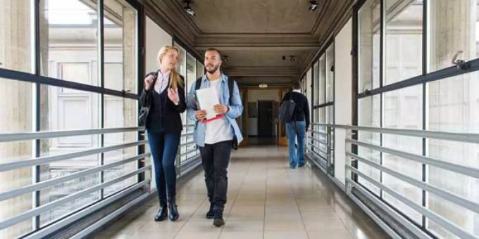 Eine mehrsprachige, interdisziplinär ausgerichtete Volluniversität.