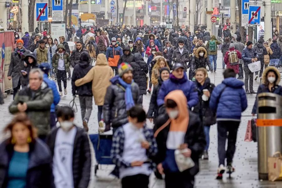 Shopping-Wahn in Österreich während Corona-Pandemie? In Wien stürmten am Montag nach den Lockerungen des Lockdowns tausende Menschen in die Geschäfte.