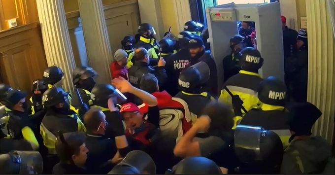 Sicherheitskräfte bemühen sich die Eindringlinge am 06.01.2021 im Kapitol zurückzuhalten. Amtsenthebungsverfahren gegen Trump
