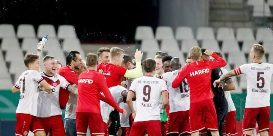 Kultclub Rot-Weiss Essen will nach Arminia Bielefeld auch Fortuna Düsseldorf aus dem Pokal werfen. Foto: Roland Weihrauch/dpa