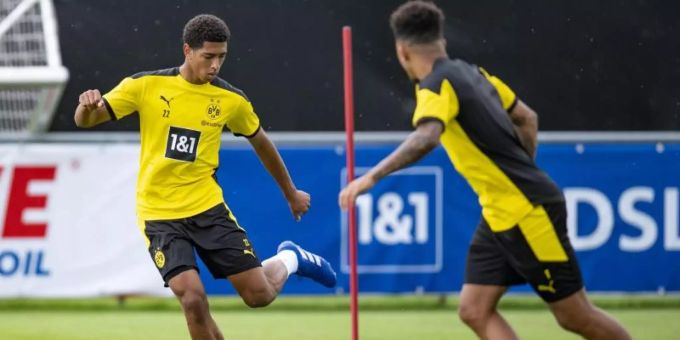 Müssen Weihnachten in Dortmund bleiben: Jude Bellingham (l) und Jadon Sancho. Foto: David Inderlied/dpa