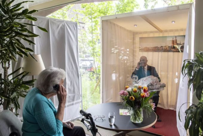 Bundesrat Alain Berset telefoniert in einer Besucherbox mit einer Bewohnerin im Alterszentrum Trotte, aufgenommen am Donnerstag, 30. April 2020, in Zürich. Alain Berset Coronavirus Altersheim