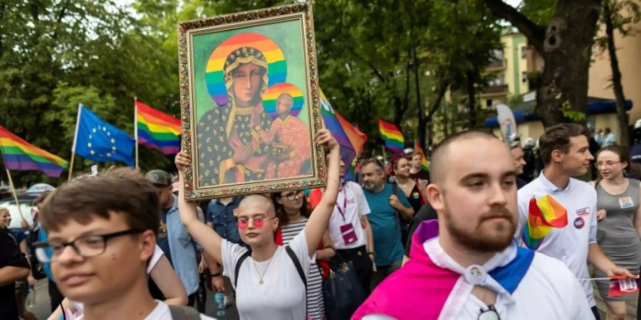 Marias mit einem regenbogenfarbenen Heiligschein