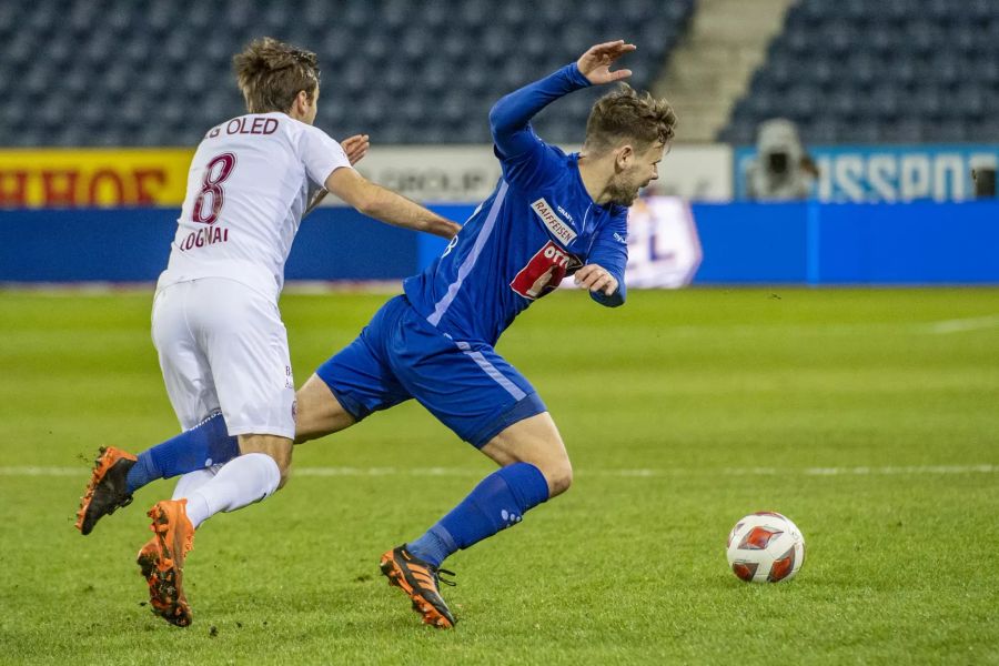 Timothe Cognat (l.) von Servette bringt FCL-Regisseur Louis Schaub (r.) zu Fall.