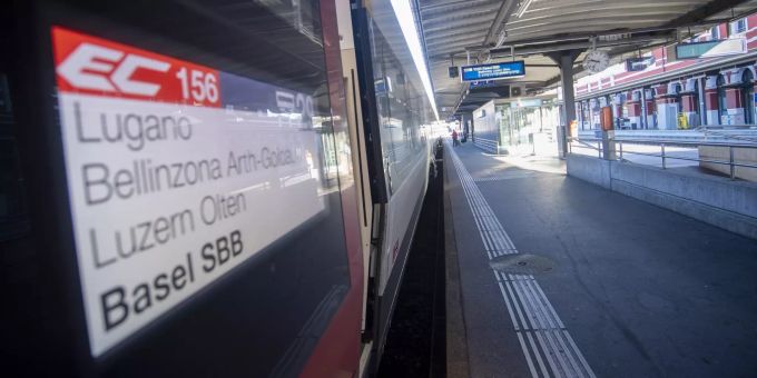 Abfahrt des EC-Zuges von Lugano nach Basel, am Sonntag, 13. Dezember 2020, in Lugano. Der Ceneri-Basistunnel wird heute offiziell in Betrieb genommen. ceneri