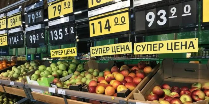 Eine Obst- und Gemüsetheke in einem Supermarkt in Moskau. Russland Sanktion