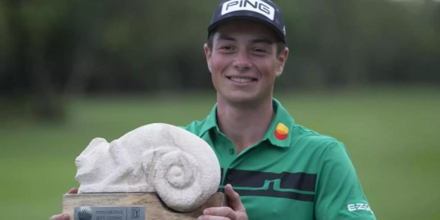 Freude: Viktor Hovland aus Norwegen hält seine Trophäe. Foto: Robert Fedez/AP/dpa