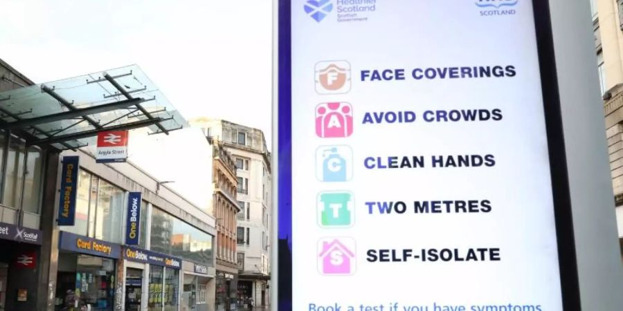 Ein Schild vor der Station Argyle Street im Stadtzentrum von Glasgow weist auf Abstands- und Hygieneregeln hin. Foto: Andrew Milligan/PA Wire/dpa