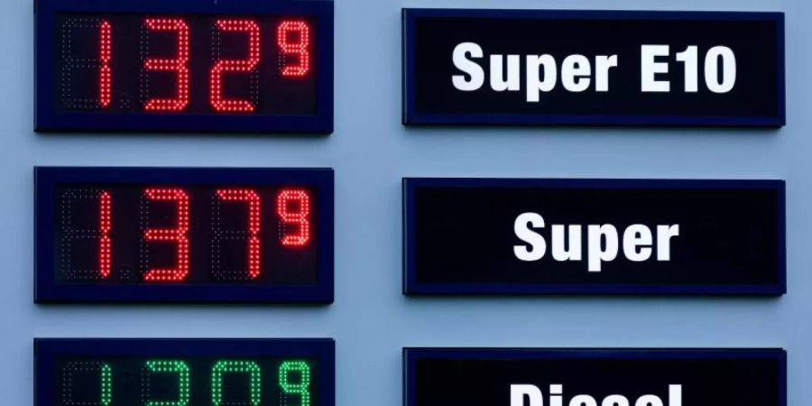 Blick auf eine Preistafel für Benzin- und Diesel-Kraftstoffe an einer Kölner Tankstelle. Foto: Rolf Vennenbernd/dpa