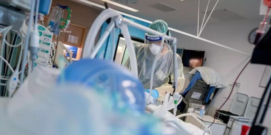 Ein Intensivpfleger arbeitet in Schutzausrüstung auf der Intensivstation des Krankenhauses Bethel Berlin. Foto: Kay Nietfeld/dpa