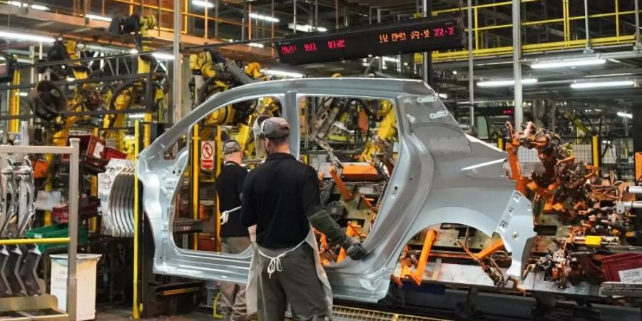 Arbeiter in der Nissan-Fabrik in Sunderland. Die Coronavirus-Pandemie und der Brexit haben der britischen Automobilindustrie in 2020 heftig zugesetzt. Foto: Owen Humphreys/PA Wire/dpa