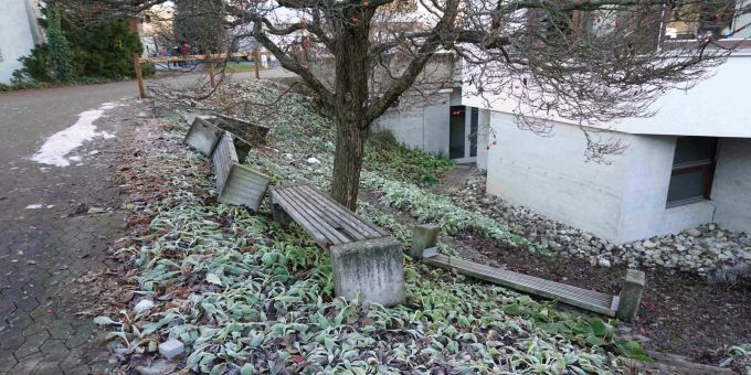 Saubannerzug durch Schulanlage.