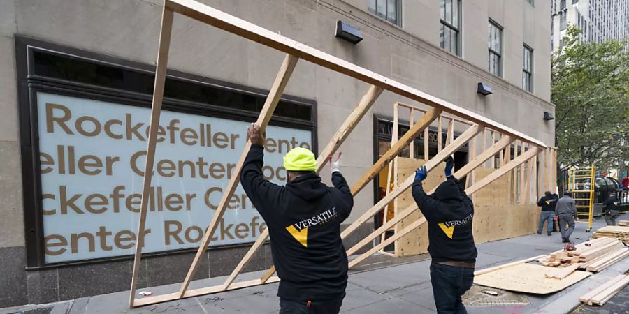 Die Fenster eines Lego-Geschäftes im Rockefeller Center werden aus Angst vor Ausschreitungen rund um die US-Präsidentschaftswahl geschützt. Foto: Mark Lennihan/AP/dpa