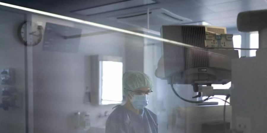 Pflegepersonal auf der Intensivstation eines Krankenhauses. Foto: Gaetan Bally/KEYSTONE/dpa/Symbolbild