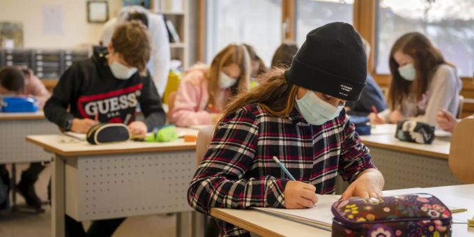Primarschüler einer sechsten Klasse tragen im Unterricht Gesichtsmasken. Coronavirus - Schweiz