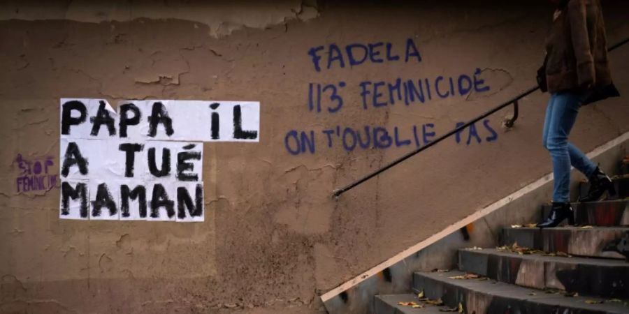 «Papa hat Mama getötet» steht auf einer Pariser Wand