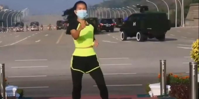 Trainerin Dreht Aerobic Video Mit Myanmar Putsch Im Hintergrund