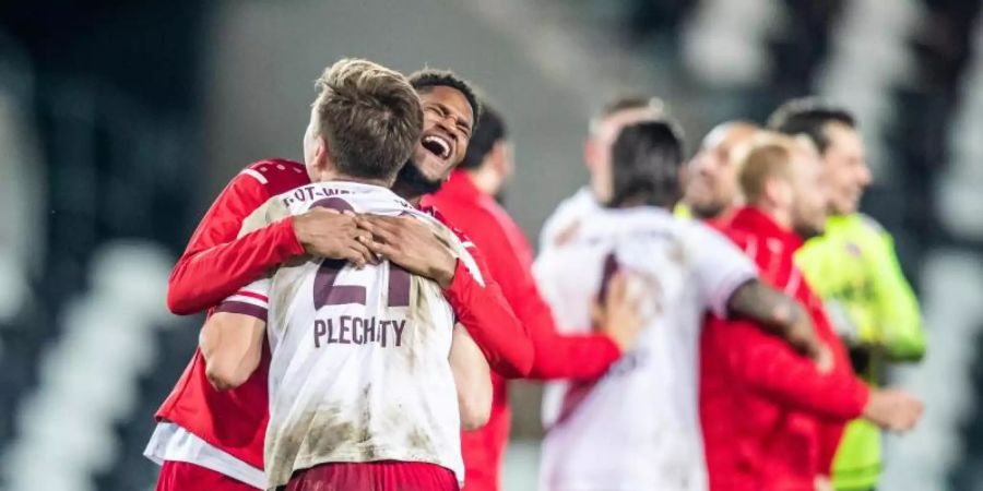 Die Spieler von Rot-Weiss Essen freuen sich nach dem Sieg. Foto: Marcel Kusch/dpa