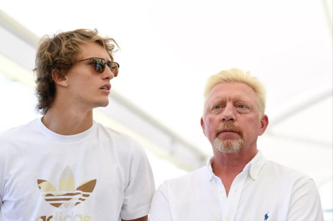Die ATP-Mannschaft aus Deutschland mit Alexander Zverev (l) und Team-Kapitän Boris Becker (r), spielen bei einer Medienveranstaltung, zum Auftakt des ATP Cup in Australien. Alexander Zverev Boris Becker