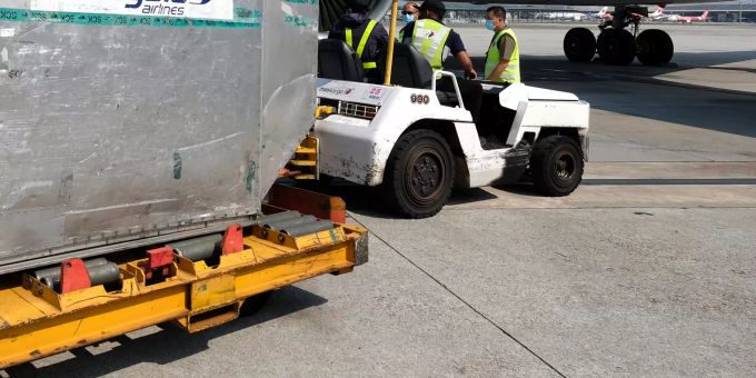 Flughafen-Mitarbeiter bei der Gepäck-Abfertigung. (Symbolbild) Coronavirus - Malaysia