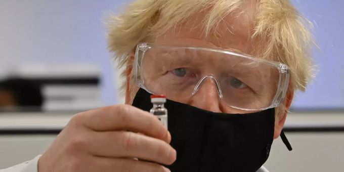 Boris Johnson, Premierminister von Grossbritannien, hält ein Fläschchen eines potenziellen Corona-Impfstoffs in der Hand. Coronavirus Boris Johnson