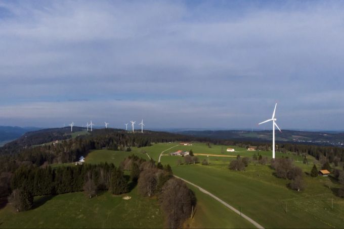 Ein Blick auf die Windräder des Windkraftwerks Juvent SA auf den Cretes du Jura zwischen dem Mont-Soleil und dem Mont-Crosin am Donnerstag, dem 2. Mai 2019 in St-Imier. Windkraftwerk Jura Windenergie